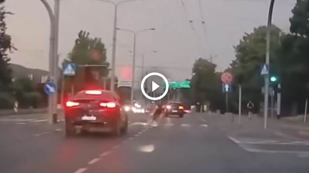 RMF Extra: Wbiegł na pasy i poślizgnął się przed autem! Chwile grozy w Gdyni [WIDEO]
