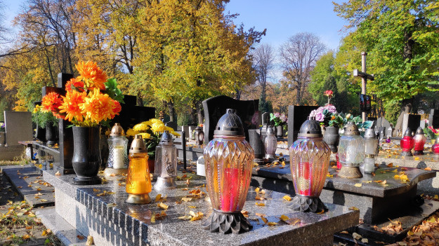 RMF Extra: Zorganizowali małą imprezę na krakowskim cmentarzu. Jest wniosek o ukaranie do sądu