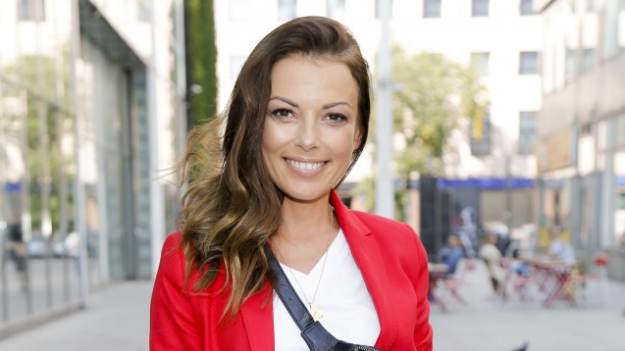 RMF Extra: Katarzyna Glinka w stroju kąpielowym na tle wodospadu. Gwiazda "Barw szczęścia" wspomina wyjazd na Bali