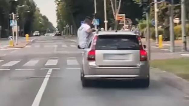 RMF Extra: W trakcie jazdy stanął na drzwiach i trzymał się dachu. Założył się o napój [WIDEO]