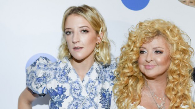 RMF Extra: Lara Gessler pochwaliła się zdjęciem z jacuzzi. Wcześniej zapozowała tak jej mama. Magda Gessler pokazała niemal wszystko