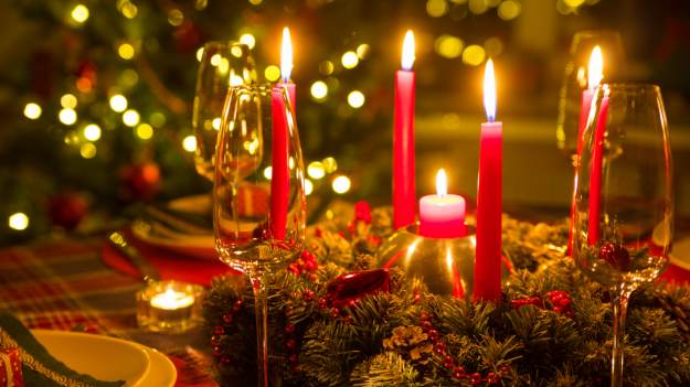 Jak usunąć wosk z obrusu? Te proste metody..