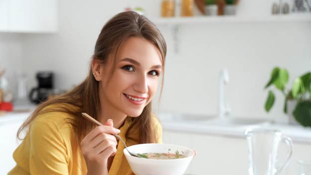 Co jeść na noc, żeby schudnąć do świąt? Oto..