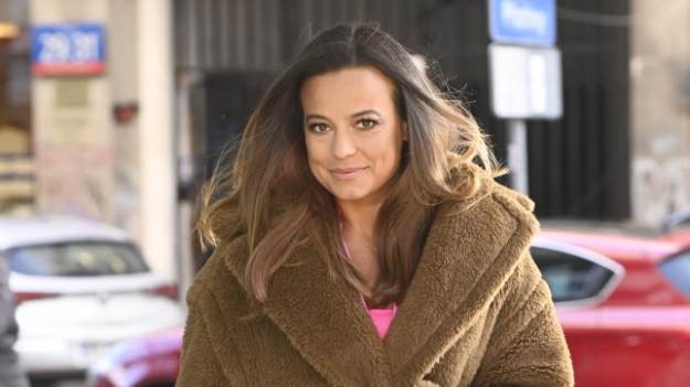 RMF Extra: Anna Mucha niczym seksowny "kolorowy ptak". Głęboki dekolt przyciąga wzrok [ZDJĘCIE]