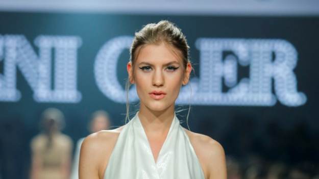 RMF Extra: Finalistka "Top Model" w skąpej kreacji. Biust zasłonięty jedynie paskiem! "Ogień" [FOTO] 