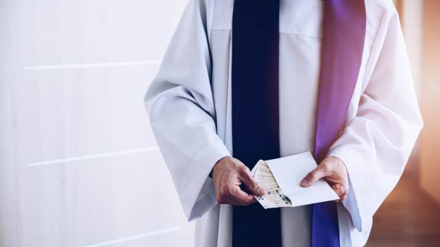 RMF Extra: Wizyta duszpasterska. Ile daje się do koperty dla księdza?