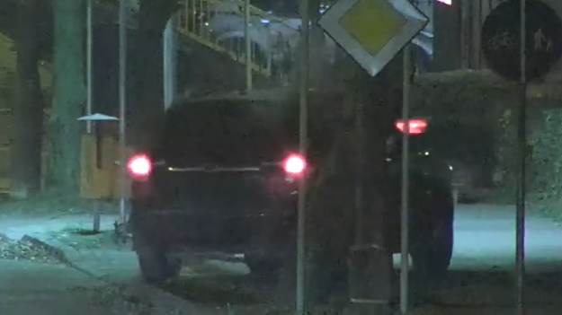 RMF Extra: Samochód uderzył w barierki i wjechał na chodnik. W środku nie było kierowcy [WIDEO] 