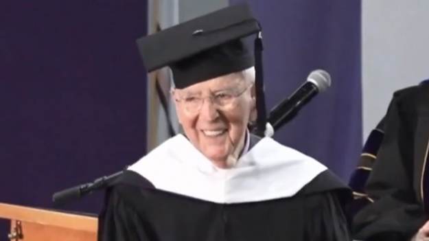 RMF Extra: 101-latek otrzymał dyplom ukończenia studiów. Czekał na to 80 lat [WIDEO]