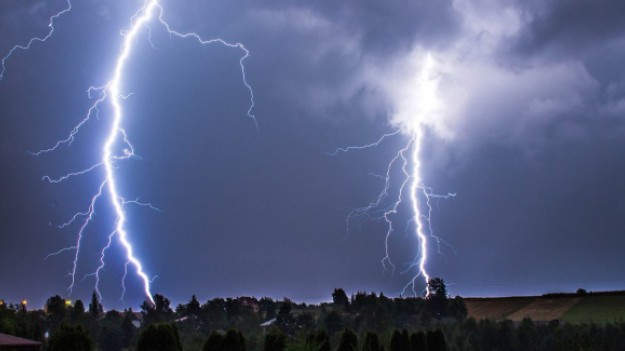 RMF Extra: Gwałtowne burze znów nad Polską. "Porywy wiatru mogą osiągnąć do 70 km/h"