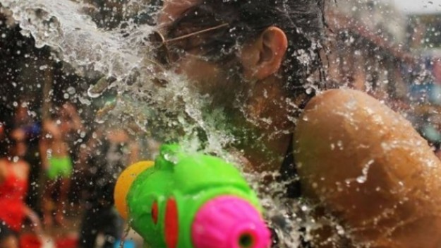 RMF Extra: Dlaczego w "Śmigusa" oblewamy się wodą i skąd nazwa Śmigus-dyngus?