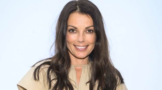 RMF Extra: Katarzyna Glinka w stroju kąpielowym. Jasny kostium podkreśla głęboką opaleniznę aktorki. Internauci: "No teraz to pani przesadziła" [ZDJĘCIA]