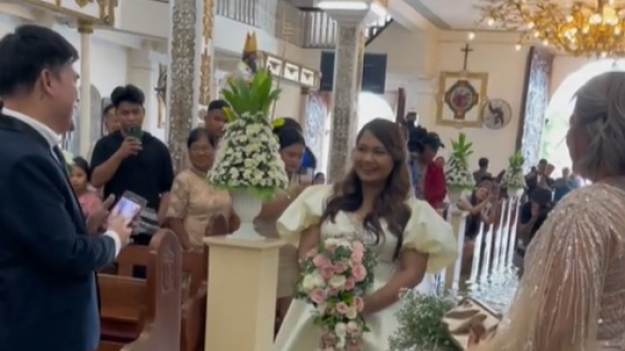 RMF Extra: Na drodze do ich ślubu stanął tajfun. Pobrali się w zalanym kościele. Nagranie ma miliony odsłon [WIDEO]