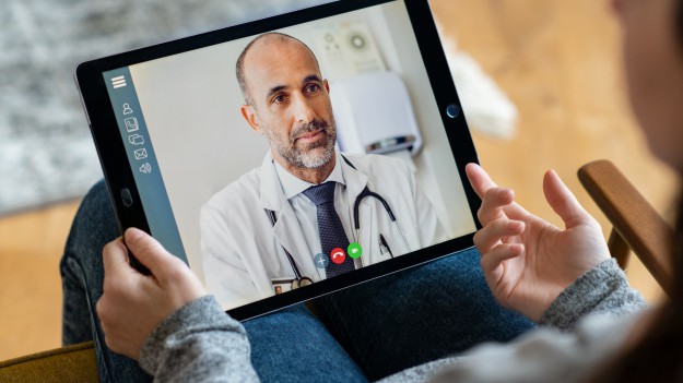 RMF Extra: By ratować innych, odizolował najbliższych. Samotne święta ratownika medycznego