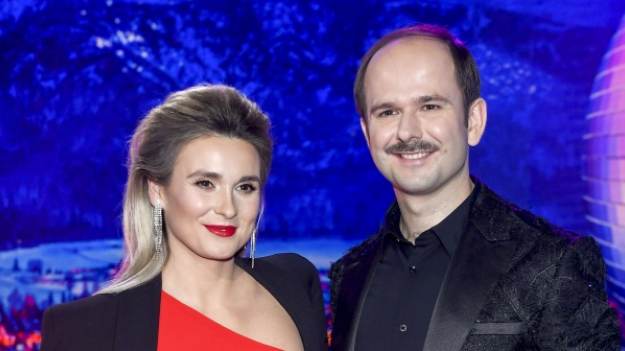 RMF Extra: Kajra w błyszczącej kreacji. Długa suknia podkreśliła wszystkie jej atuty! "Jak panna młoda"