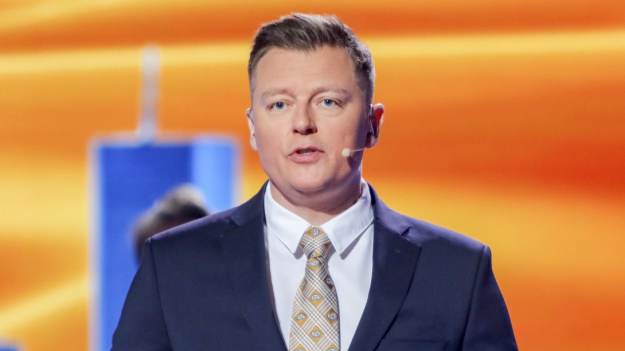 RMF Extra: Zdjęcie z Brzozowskim "w kajdankach" obiegło sieć. Prezenter nagrał pilny apel do fanów [WIDEO]