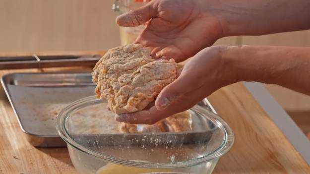 RMF Extra: Panierka z bułki tartej odchodzi do lamusa. Teraz ten sposób króluje w kuchni  