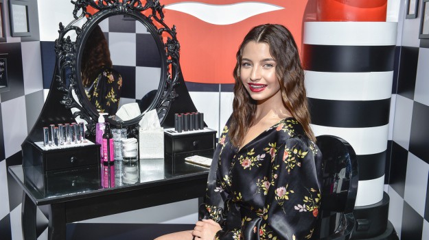 RMF Extra: Julia Wieniawa używa podkład, który testowany jest na zwierzętach?! Fani są oburzeni