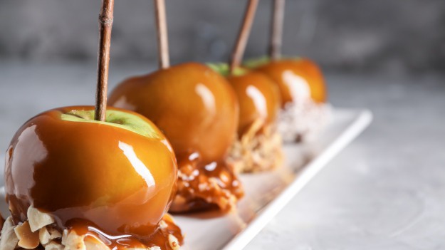 RMF Extra: Jabłka w karmelu. Przepis na prostą przekąskę. Zrobisz je w kilka chwil  