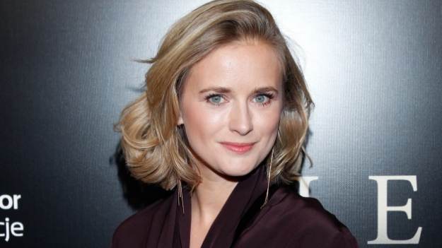 RMF Extra: Marta Chodorowska w kokieteryjnej odsłonie. Gwiazda "Rancza" i "M jak miłość" w cekinowej kreacji wygląda zjawiskowo! "Szyk, klasa, seksapil"