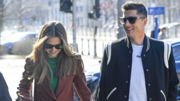 RMF Extra: Anna Lewandowska w objęciach męża. Tak wyglądają wakacje Lewandowskich! [ZDJĘCIA]