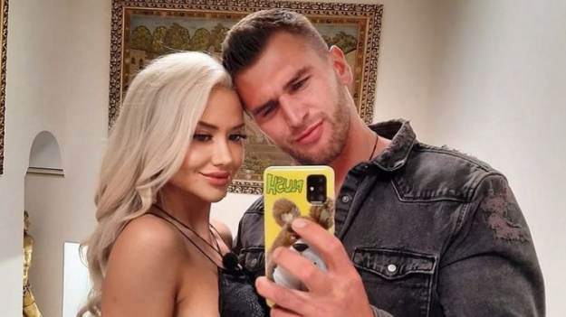 RMF Extra: Josie z "Love Island" zasłania nagie ciało ręcznikiem. Materiał nie zdołał okryć wszystkiego [ZDJĘCIE]