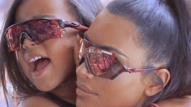 RMF Extra: Kim Kardashian ubrała North West w bikini: "Ubierz ją w jednoczęściowy strój dla dzieci"