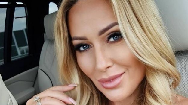 RMF Extra: Opalona Sylwia Peretti w skąpym bikini na plaży! "Królowa życia" odważnie odsłania ciało [FOTO]