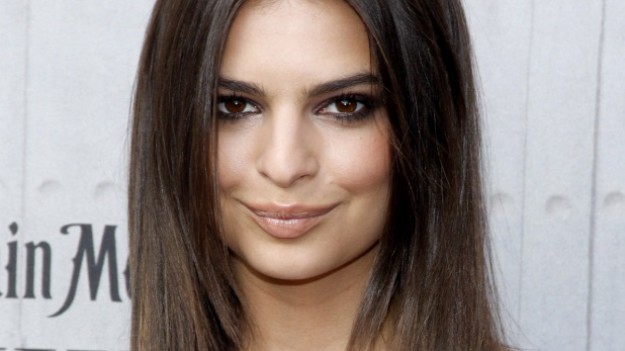 RMF Extra: Emily Ratajkowski znów rozgrzewa Internautów. Modelka wyrównuje opaleniznę na basenie?