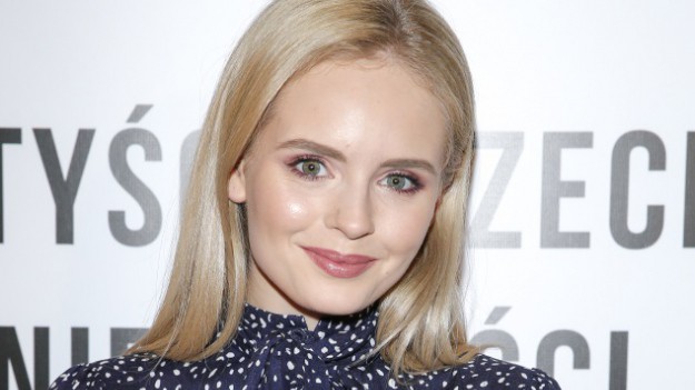 RMF Extra: Olga Kalicka śmiało odsłania biust. Głęboki dekolt aktorki odkrywa naprawdę wiele! 