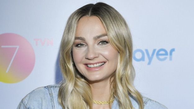 RMF Extra: Koronkowa bluzka niewiele zasłania. Małgorzata Socha zniewala urodą na słonecznej plaży 