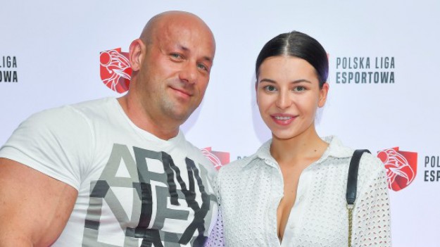 RMF Extra: Robert Burneika pochwalił się zdjęciem z nagą żoną. "Hardkorowych Walentynek dla wszystkich"