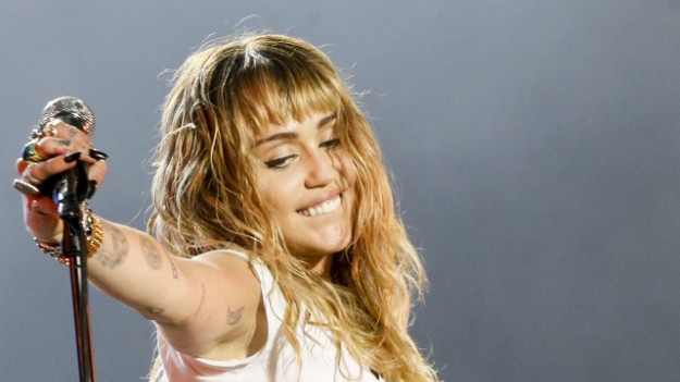 RMF Extra: Miley Cyrus pozuje niemal naga! Pokazała za dużo? [18+]