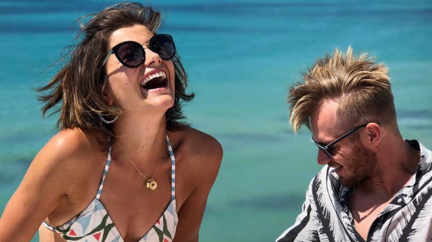 RMF Extra: Agnieszka Sienkiewicz odsłoniła "oponkę" na brzuchu. Fani aktorki zachwyceni