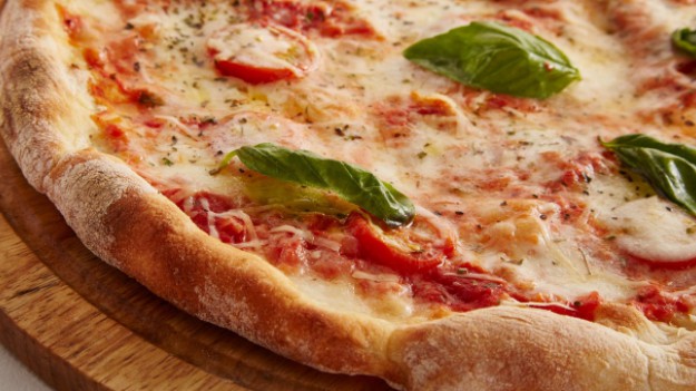 RMF Extra: Darmowa pizza i sylwester co weekend? To obietnice jednego z kandydatów na prezydenta Warszawy!