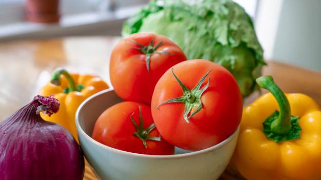 RMF Extra: Przechowujesz pomidory w ten sposób? To błąd! Tak szybko się psują