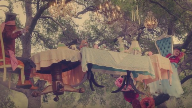 RMF Extra: P!nk w Krainie Czarów! Teledysk do "Just Like Fire" jest już w sieci i robi ogromne wrażenie!