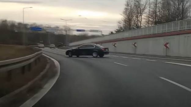 RMF Extra: Poślizg zakończony na barierce. Nieudane popisy kierowcy uchwyciła kamera. "Ego wróciło na ziemię" [WIDEO]