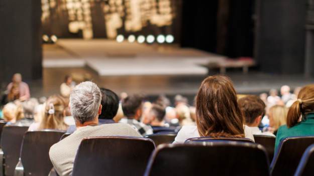 Jak ubrać się do teatru? Sprawdź, co dziś wypada,..