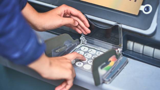 RMF Extra: Co się stanie, gdy wpiszesz odwrócony kod PIN w bankomacie? Odpowiedź zaskakuje