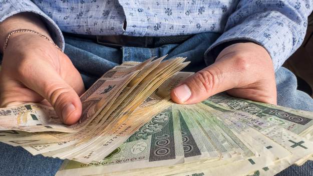 RMF Extra: Płacą 4 tysiące złotych za tydzień pracy. Przyjmują ludzi bez doświadczenia!  