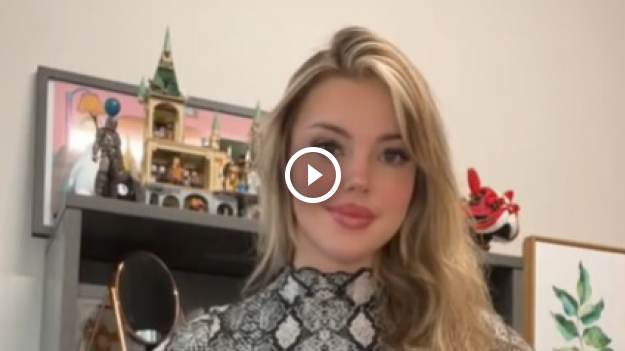 RMF Extra: W pracy jej strój określono jako "zbyt wyzywający". W sieci burza [WIDEO] 