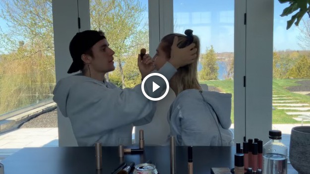 RMF Extra: Justin Bieber robi makijaż żonie. Jak mu poszło? Nagranie trafiło do sieci [WIDEO]