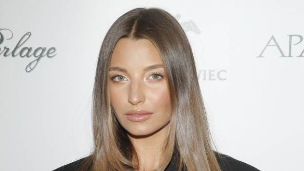 RMF Extra: Julia Wieniawa kąpie ciało w promieniach słońca. Pozuje bez biustonosza [FOTO]