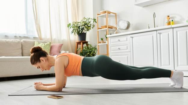 Ile powinien trwać plank? Ekspert podaje normy..