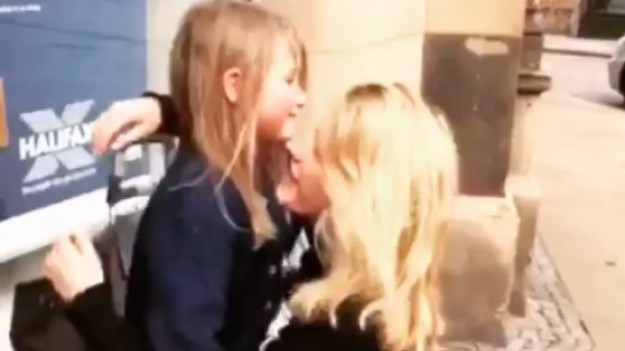 RMF Extra: Ellie Goulding zaskoczyła małą fankę na ulicy!