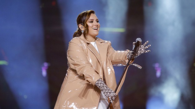 RMF Extra: Ewa Farna zasłania ciało włosami. "Jak Ewa z raju". Tak promuje nowy singiel [FOTO]