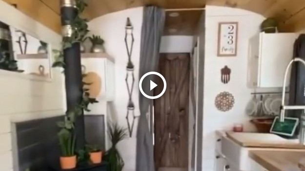 RMF Extra: Mieszkanie w przerobionym autobusie szkolnym z trzema psami? Dla tej pary to nic trudnego!