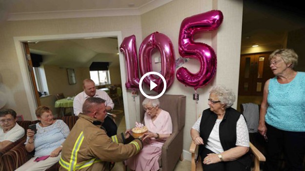 RMF Extra: 105-latka zażyczyła sobie na urodziny... strażaka z tatuażami!