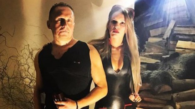 RMF Extra: Kamil Durczok w lateksowych spodniach na imprezie Halloween