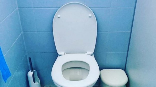RMF Extra: Nie umieszczaj papieru toaletowego na desce klozetowej! Dowiedz się, dlaczego!